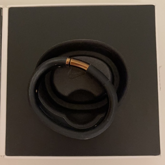 Limited Edition Rose Gold Nike Fuel Band - Picture 5 of 11